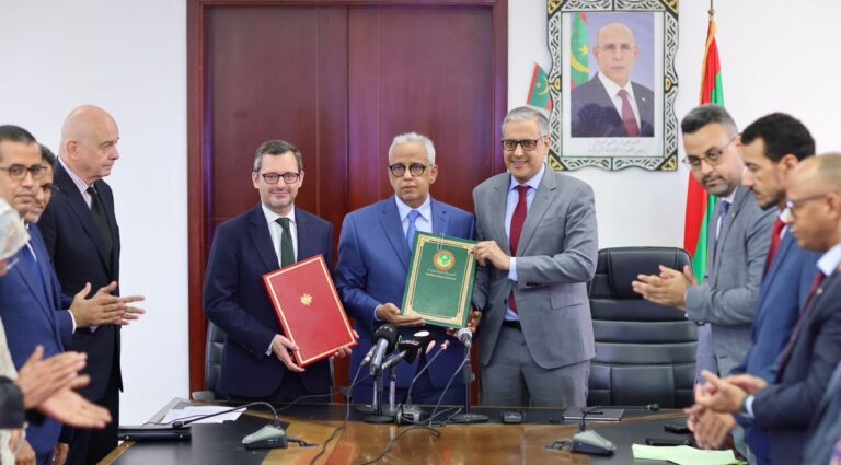 موريتانيا وفرنسا توقعان اتفاقًا لتمويل مشروع إنشاء عشر محطات شمسية