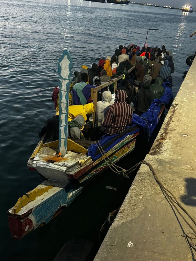 قوات السواحل تنقذ قاربا يقل 141 مهاجرا غير نظامي قبالة سواحل نواذيبو