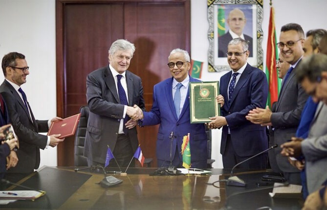 موريتانيا وفرنسا توقعان اتفاقية لإنشاء عشر محطات للطاقة الشمسية