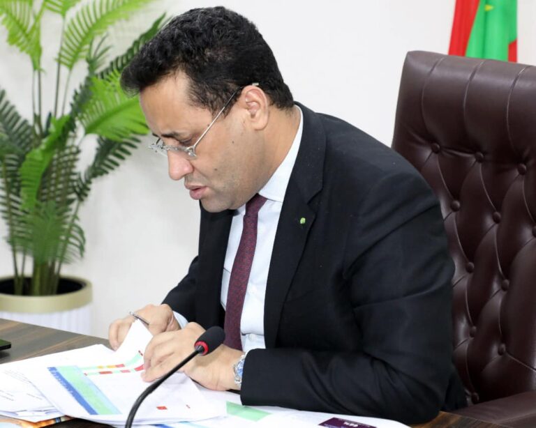 ولد أجاي يؤكد التزام الحكومة بتصعيد الحرب على الفساد وتقليص الصفقات بالتراضي