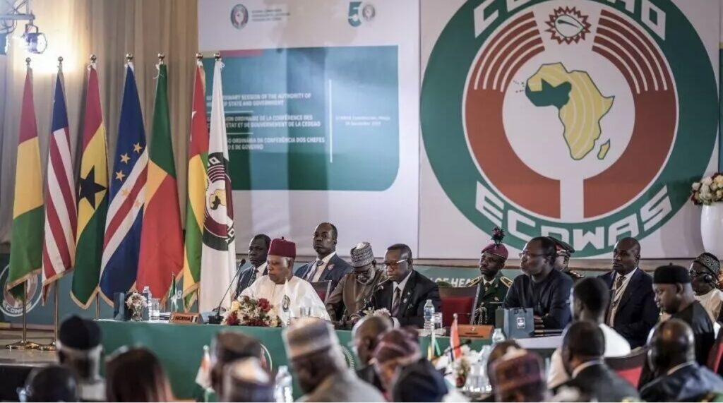 قادة الإيكواس يبحثون أزمتي بنين وغينيا بيساو ويؤكدون أولوية مكافحة الإرهاب