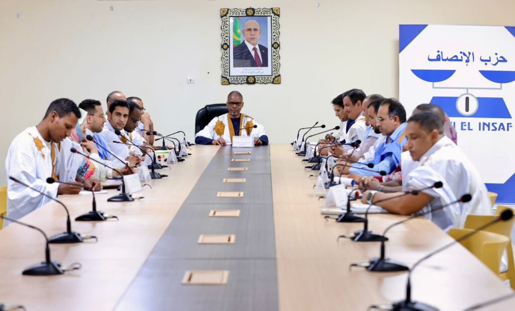 رئيس حزب الإنصاف يناقش مع شباب الحزب آليات تعزيز الحضور السياسي والإعلامي