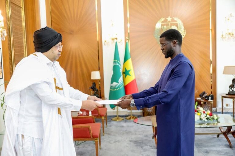 السفير الموريتاني في داكار يقدّم أوراق اعتماده للرئيس السنغالي