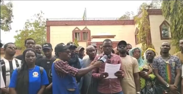 محتجون ماليون يهددون التجار الموريتانيين خلال وقفة أمام سفارة نواكشوط في باماكو