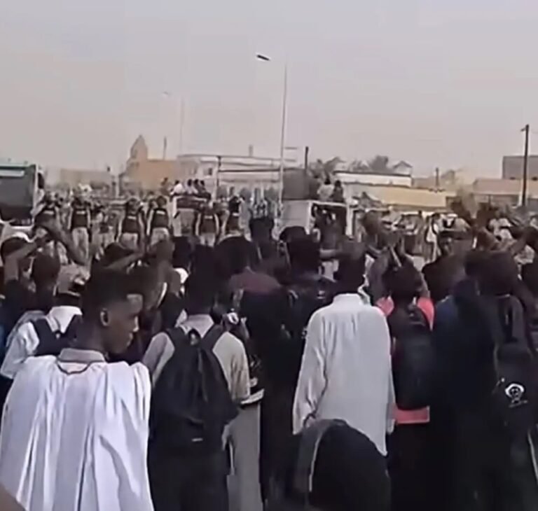 طلاب جامعة نواكشوط يحتجون على نقص حافلات النقل الجامعي
